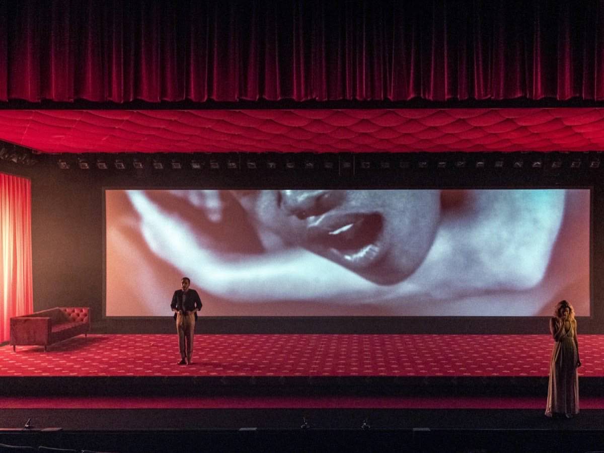 La Dame aux camélias — le film sur l’écran de la salle de cinéma