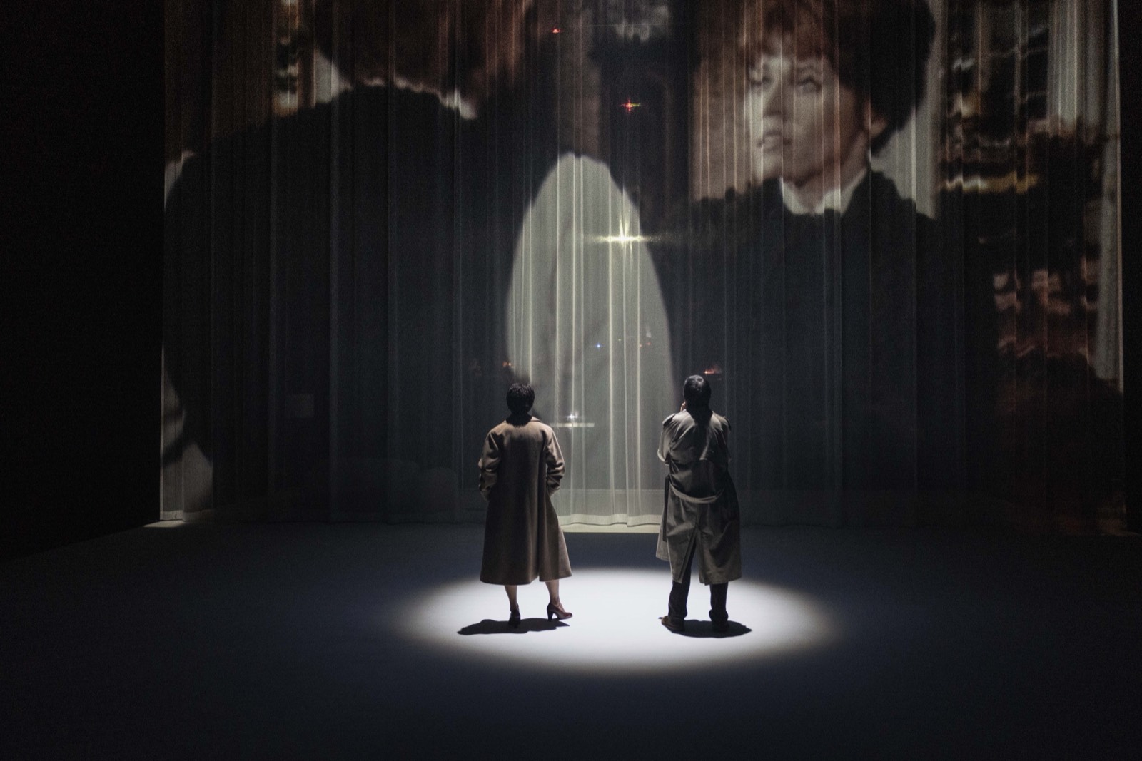 Scènes de la vie conjugale — Bénédicte Cerutti et Laurent Poitrenaux devant une projection sur le voile